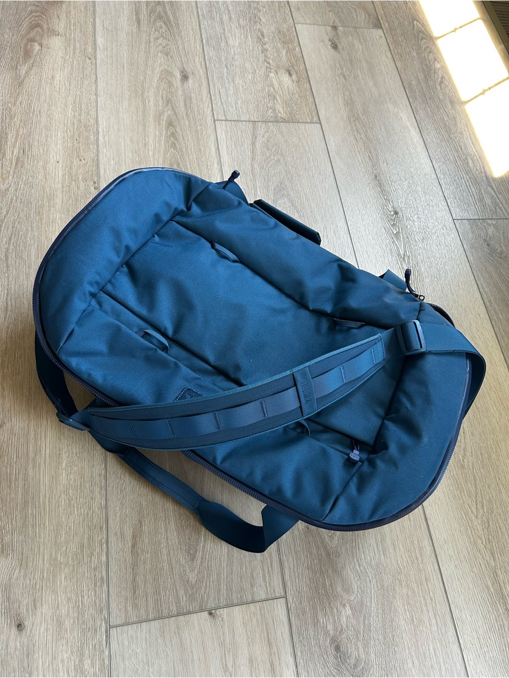 Yeti Crossroads 40L Navy Blue Men's Duffel Bag with Shoulder Strap - Picture 2 of 6